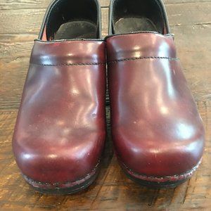 Dansko Size 8 Cordovan Clogs